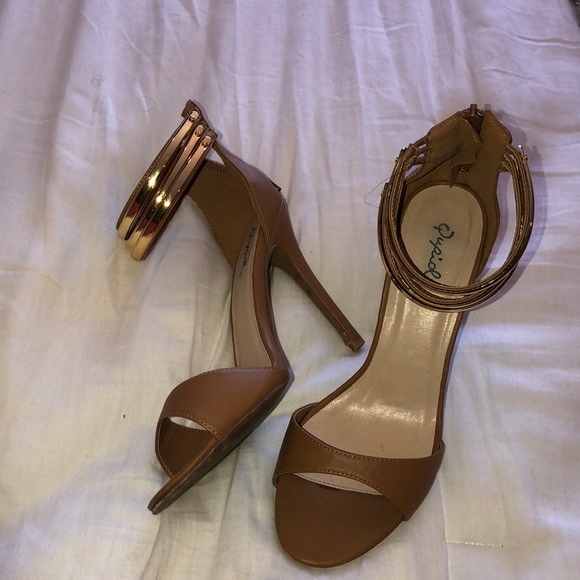 Tan and gold heel - Picture 1 of 3